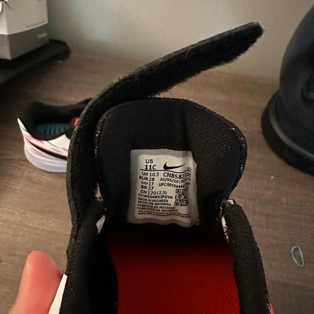 Girls Nike sneakers like new
